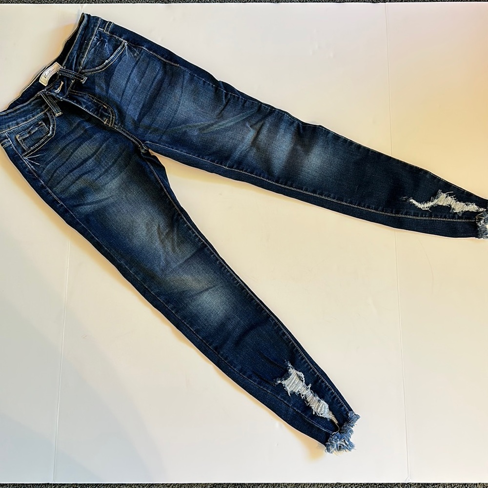 KanCan mid-rise ankle skinny jeans.
